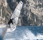 Windsurfen auf dem Gardasee Sprung